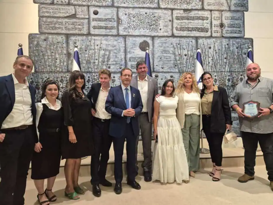 מחלקת הנוער של עיריית גבעת שמואל זכתה באות הלכידות החברתית בבית הנשיא. צילום: דוברות עיריית גבעת שמואל