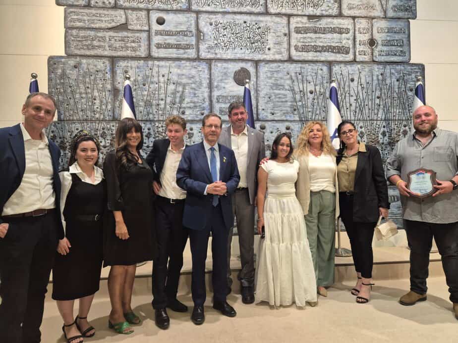 מחלקת הנוער של עיריית גבעת שמואל זכתה באות הלכידות החברתית בבית הנשיא. צילום: דוברות עיריית גבעת שמואל