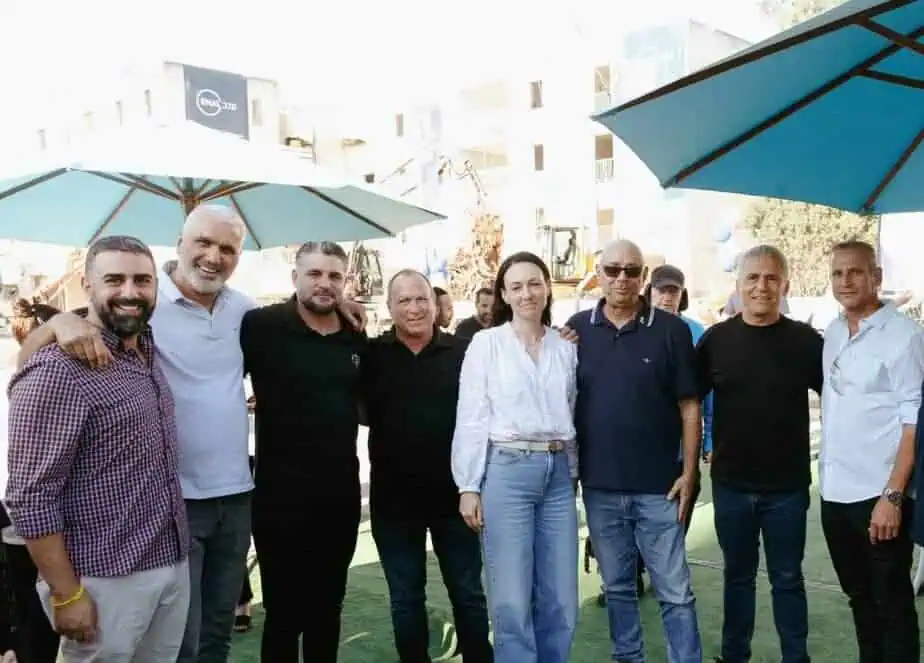 מימין לשמאל: ניר סדלר – סמנכ"ל התחדשות עירונית בענב, אפי כץ – מנכ"ל ענב, אמנון סעד – ראש העיר יהוד-מונוסון, אוקסנה פרנק – מהנדסת העיר יהוד-מונוסון, ערן פרי – סמנכ"ל הנדסה בענב, שימי בונפיל – סגן רה"ע יהוד-מונוסון ומחזיק תיק התחדשות עירונית, יוסי חזן – סגן רה"ע יהוד-מונוסון, שי סקיטל – אדריכל העיר. צילום: אפי יוספי
