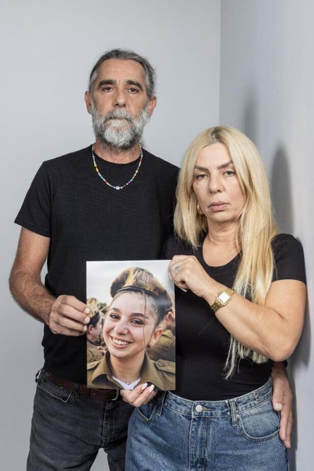 מושיקו וקרן עמר עם תמונתה של שירת ים. צילום באדיבות המשפחה