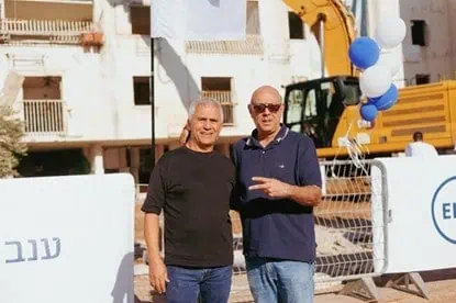 מימין לשמאל אמנון סעד ראש העיר יהוד-מונוסון, אפי כץ מנכל ענב. צילום: אפי יוספי