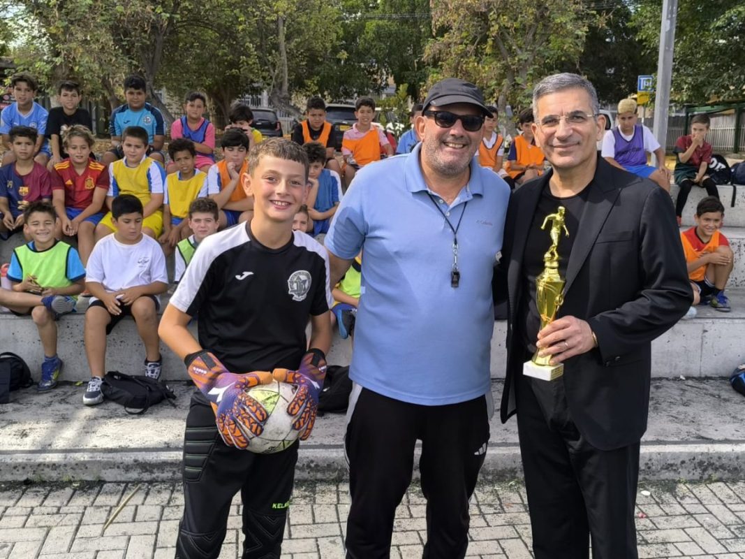 מנכ"ל אאורה ישראל, יעקב אטרקצ'י נפגש עם ילדי "פרויקט הנבחרות" בעיר יהוד. צילום פרטי