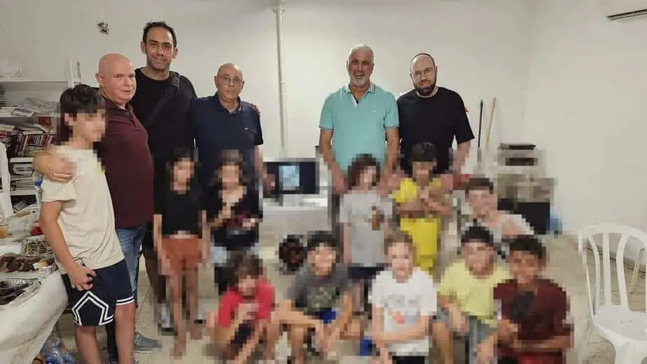 מצילים את יוני: ראש העיר אמנון סעד, סגנו, יוסי חזן, והמשנה לראש העיר, יובב גוניקמן, שהגיעו לתמוך ולהפגין נוכחות. צילום פרטי