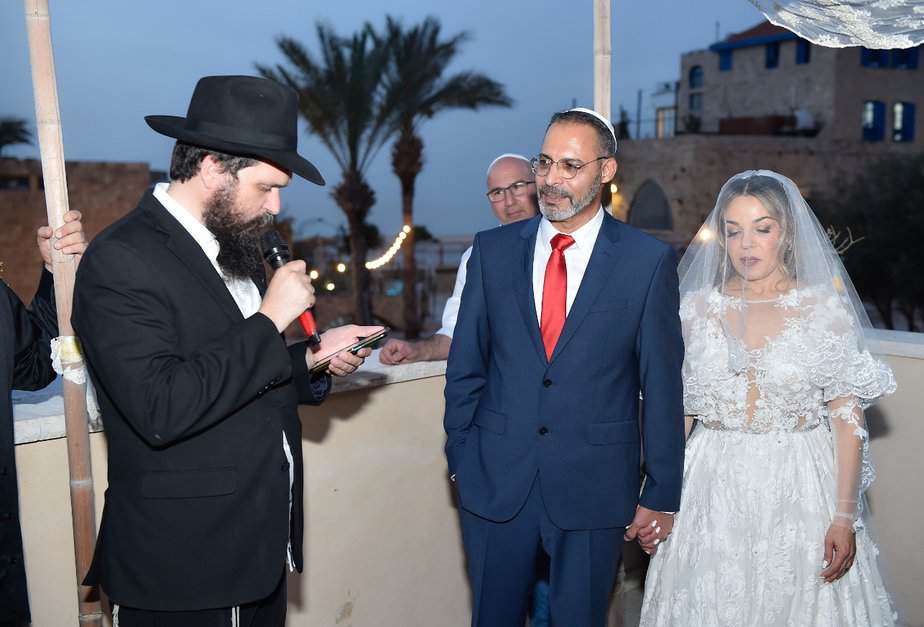 הרב שניאור מברך חתן וכלה. צילום פרטי