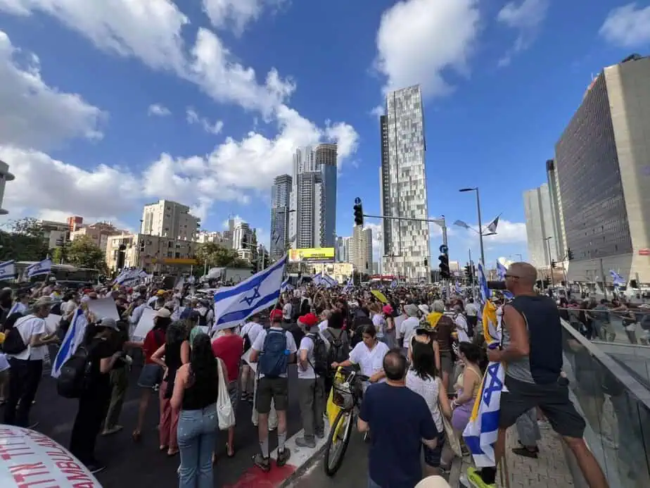 מאירועי ההזדהות היום בקריית אונו. צילום: מיכל ברנר וטל קורנט, ממובילות הקהילה הליברלית גני תקווה