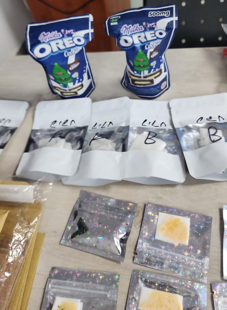 החומרים החשודים כסם שנתפסו. קרדיט צילום: דוברות המשטרה.