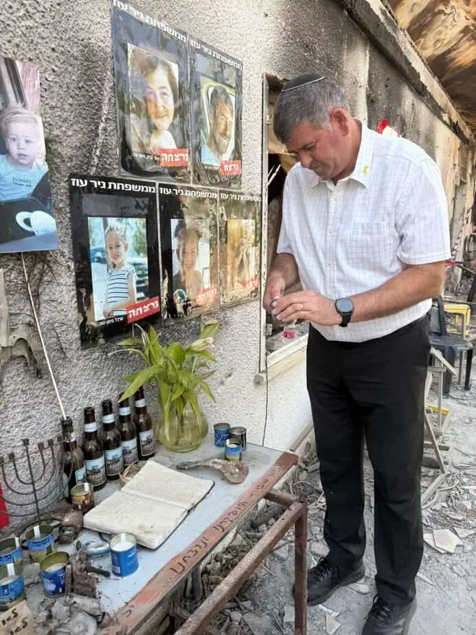 יוסי ברודני, ראש עיריית גבעת שמואל, בעת ביקורו בקיבוץ ניר עוז. צילום: דוברות עיריית גבעת שמואל