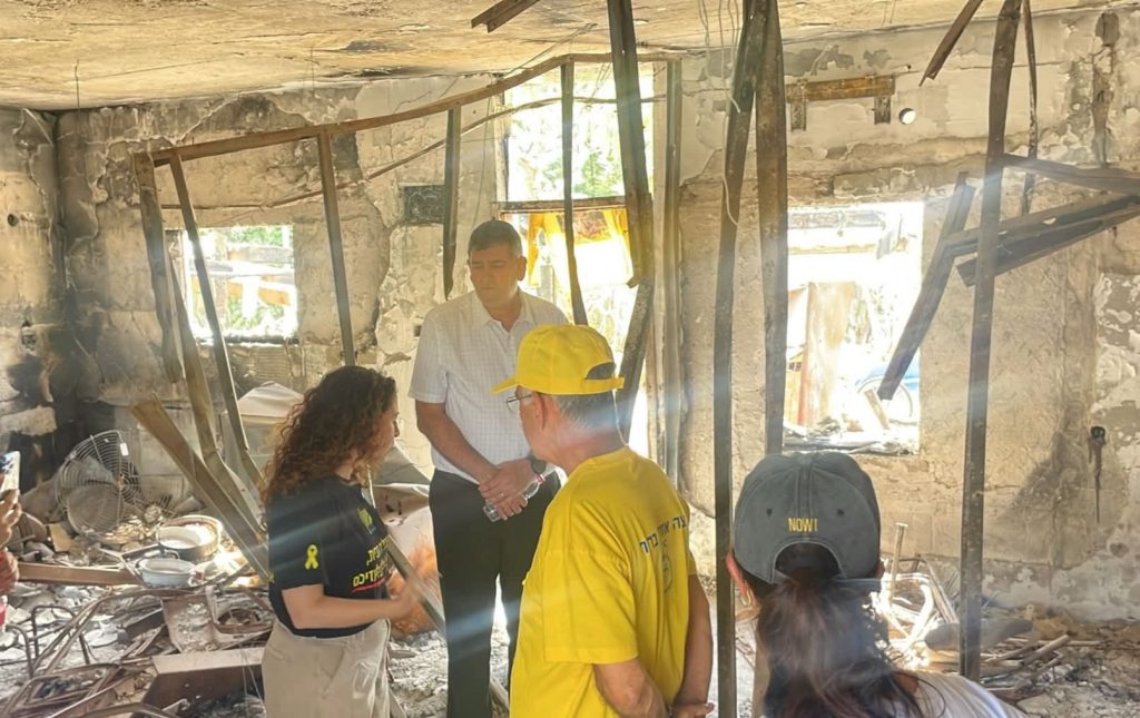 יוסי ברודני, ראש עיריית גבעת שמואל, בעת ביקורו בקיבוץ ניר עוז. צילום: דוברות עיריית גבעת שמואל
