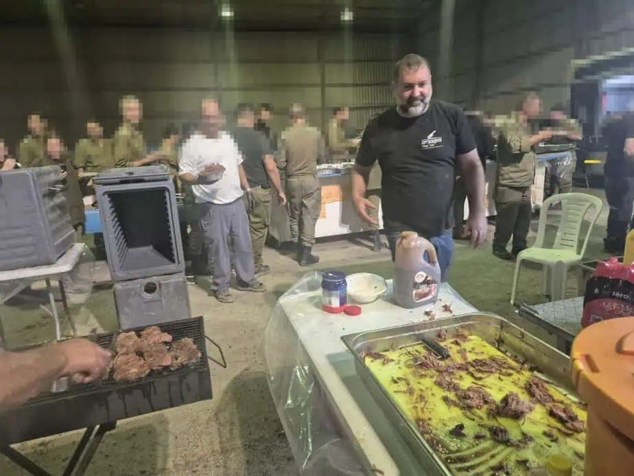 דורון עוזרי מבשל ללוחמים. צילום פרטי