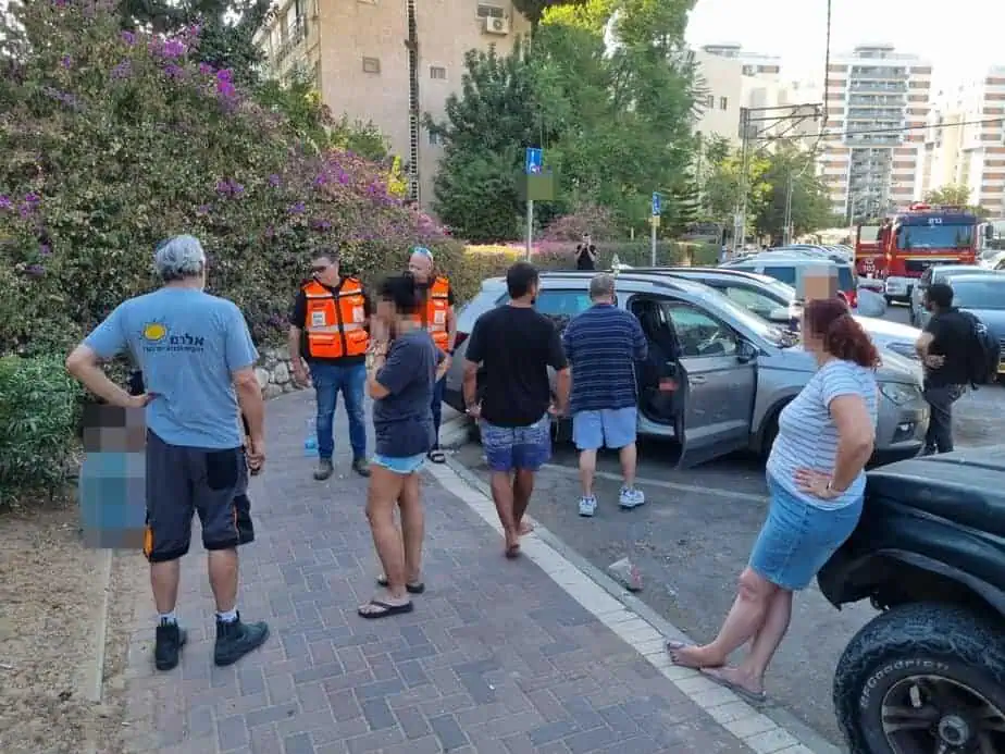 קריית אונו: פעוטה ננעלה ברכב, התושבים נחלצו לעזרה. צילום: איתן אלחדז ברק