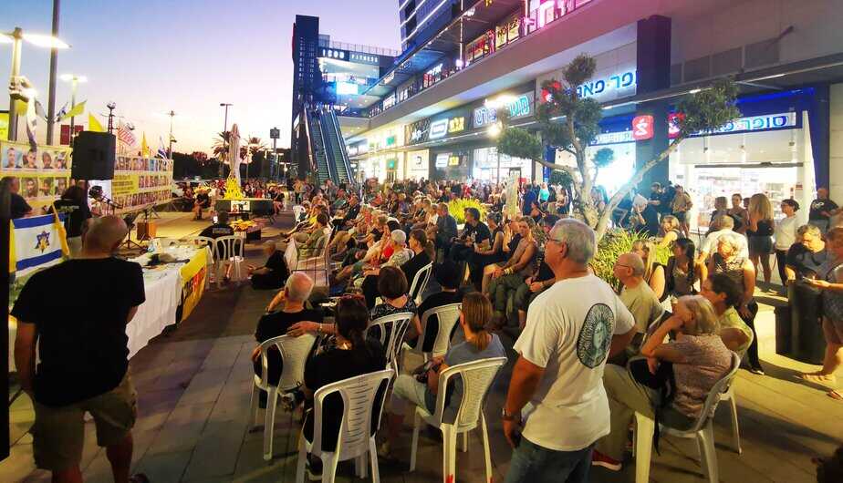 תושבי בקעת אונו לקחו חלק בעצרת תמיכה במשפחות החטופים במתחם ביג יהוד. צילום באדיבות מטה משפחות החטופים.ות יהוד-מונוסון