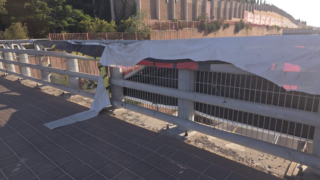 שלטים בגשר מכבית קריית אונו הושחתו. צילום: מטה הקהילה הליברלית בקעת אונו