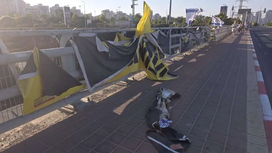 שלטים בגשר מכבית קריית אונו הושחתו. צילום: מטה הקהילה הליברלית בקעת אונו