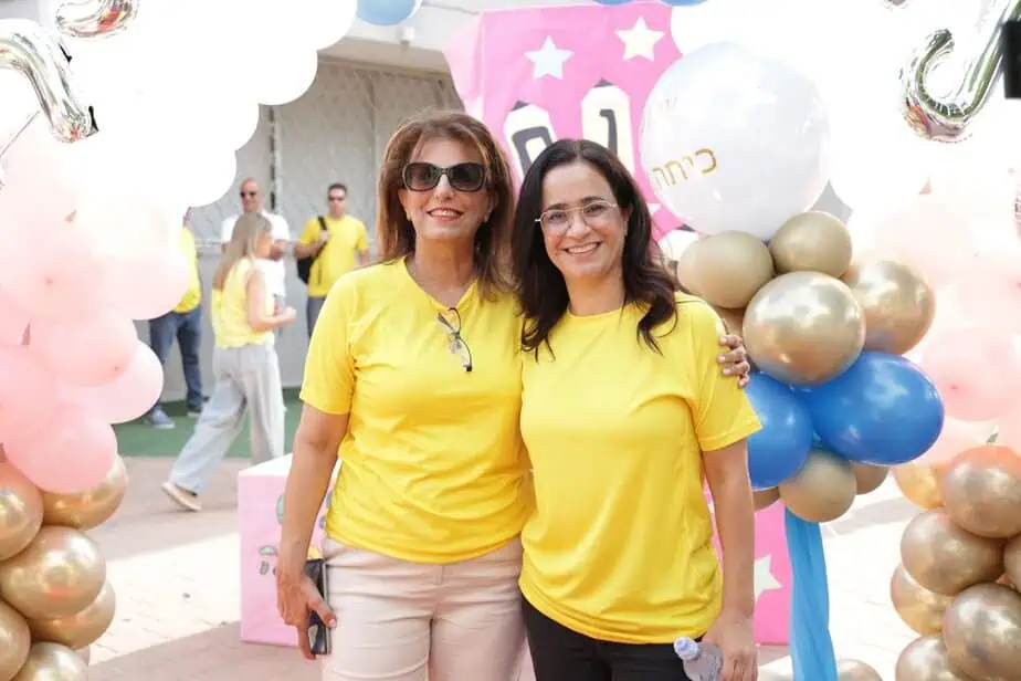 דלילה אשכנזי, מנהלת אגף החינוך עם ראש העיר, ליאת שוחט. צילום: סטודיו ישראל