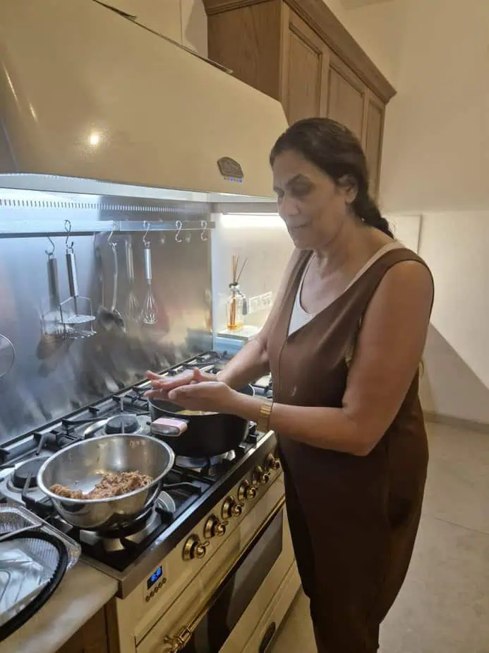 נאוה עוזרי המתנדבת מקריית אונו. צילום פרטי