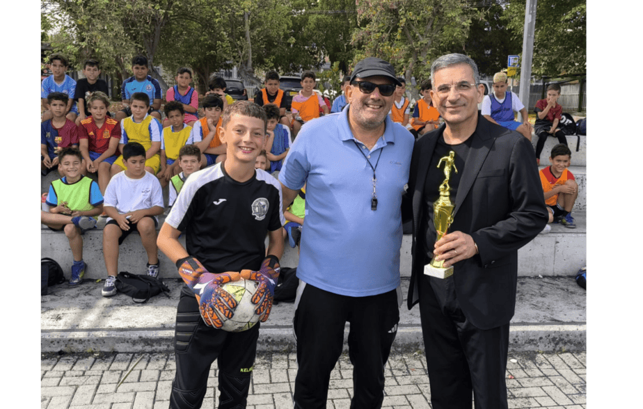 מנכ"ל אאורה ישראל, יעקב אטרקצ'י נפגש עם ילדי "פרויקט הנבחרות" בעיר יהוד. צילום פרטי
