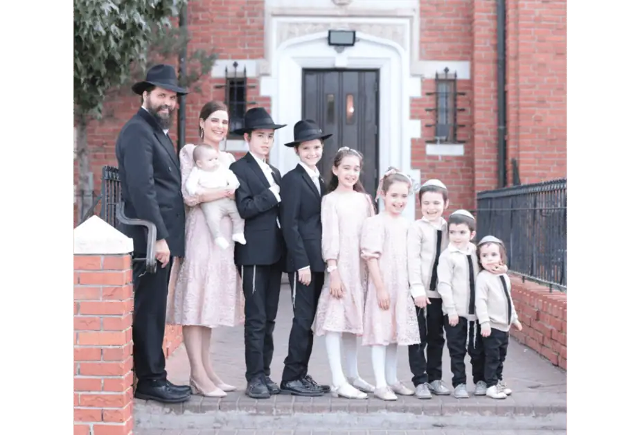 הרב שניאור פרסיקו, שליח חב"ד המרכזי ורב קהילת חב"ד בקריית אונו עם משפחתו. צילום פרטי