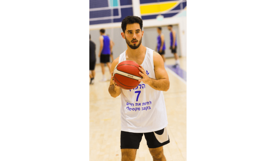 איתן מורביץ' שחקן כדורסל בקבוצת הנוער לאומית של קריית אונו. צילום: דור העתיד קריית אונו