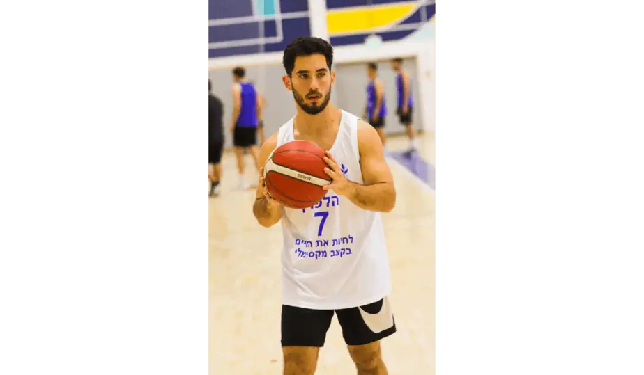 איתן מורביץ' שחקן כדורסל בקבוצת הנוער לאומית של קריית אונו. צילום: דור העתיד קריית אונו