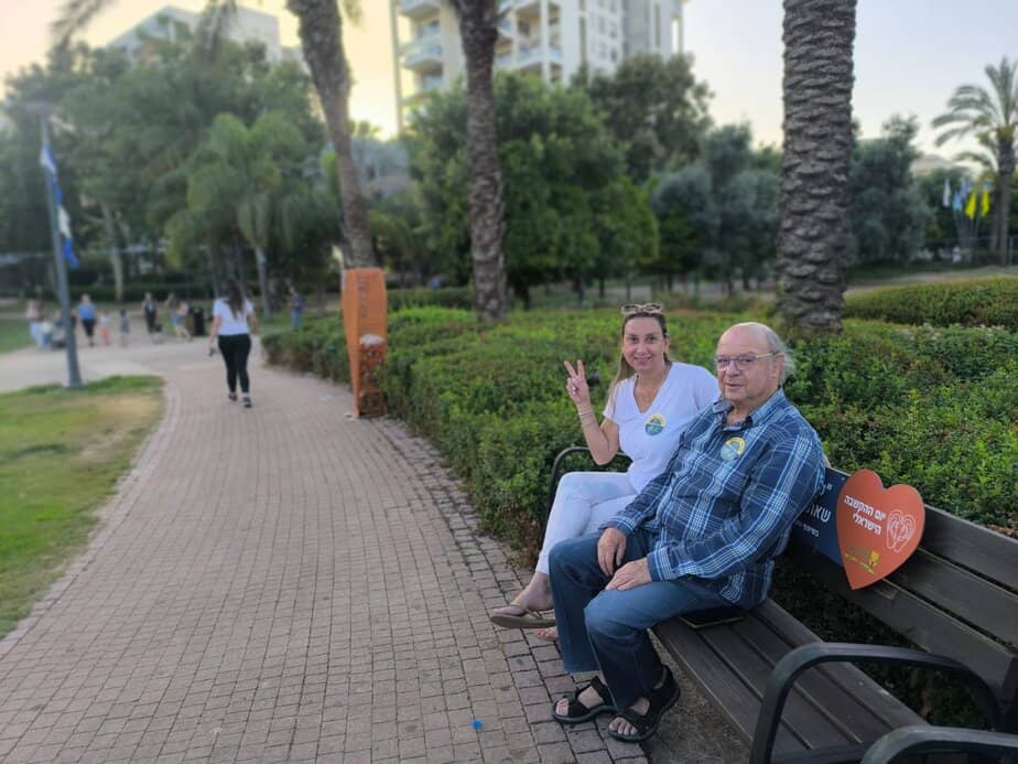 צביקה אבני ואורית בינדר מקשיבים לתושבים בספסל ההקשבה בפארק רייספלד. צילום: המחלקה להתנדבות