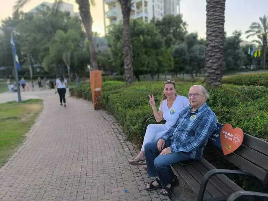 צביקה אבני ואורית בינדר מקשיבים לתושבים בספסל ההקשבה בפארק רייספלד. צילום: המחלקה להתנדבות