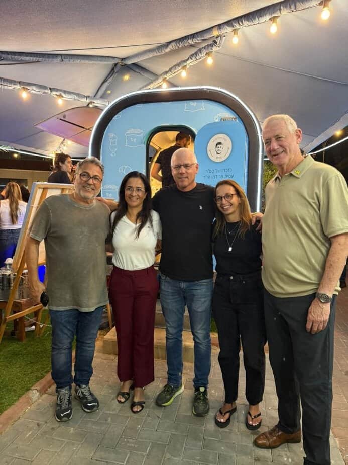 ליאת ואסף פרידמן עם השף חיים כהן, ליאת שוחט, בני גנץ. צילום: שרון בן פורת