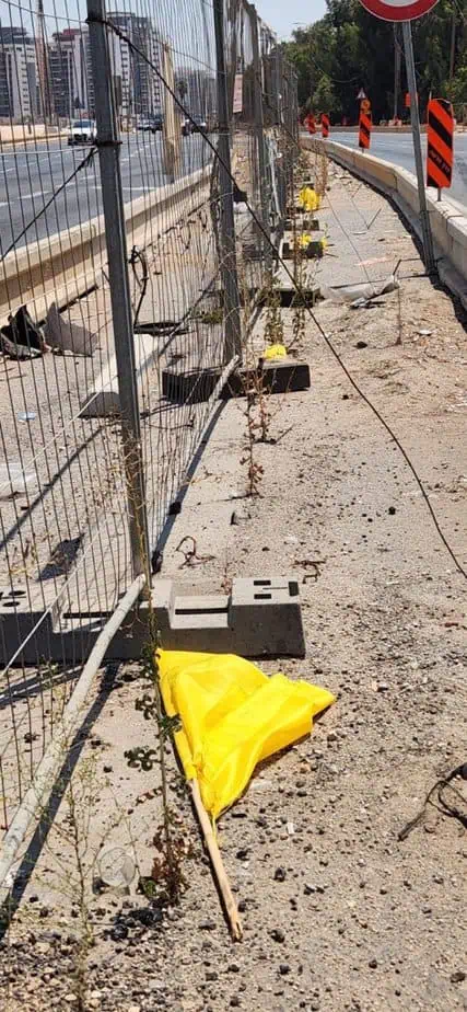 השחתה סדרתית של שלטי חטופים בבקעת אונו. צילום באדיבות מטה משפחות החטופים.ות יהוד מונוסון