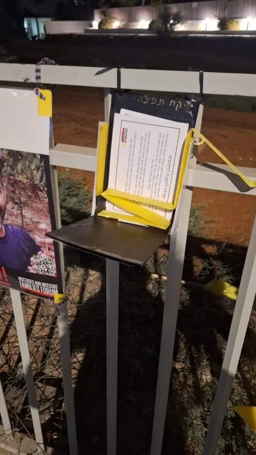 השחתה סדרתית של שלטי חטופים בבקעת אונו. צילום באדיבות מטה משפחות החטופים.ות יהוד מונוסון