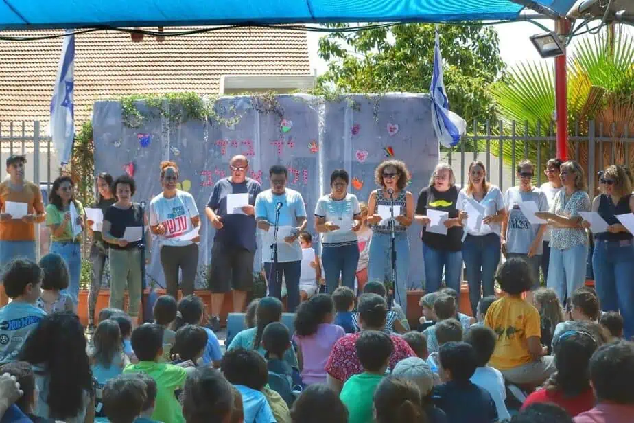 צוות המורים שרים 'יד ביד' ביס הדמוקרטי. צילום: איתן אלחדז ברק