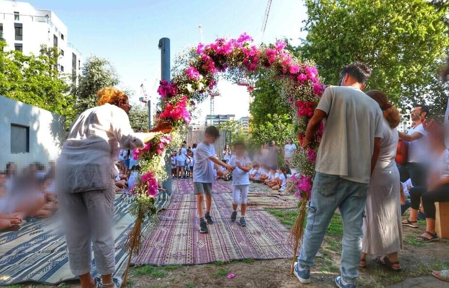 פתיחת שנת הלימודים בבית הספר האנטרפוסופי בראשית- ילדי כיתה א' מלווים בילדי כיתה ז'. צילום: איתן אלחדז ברק