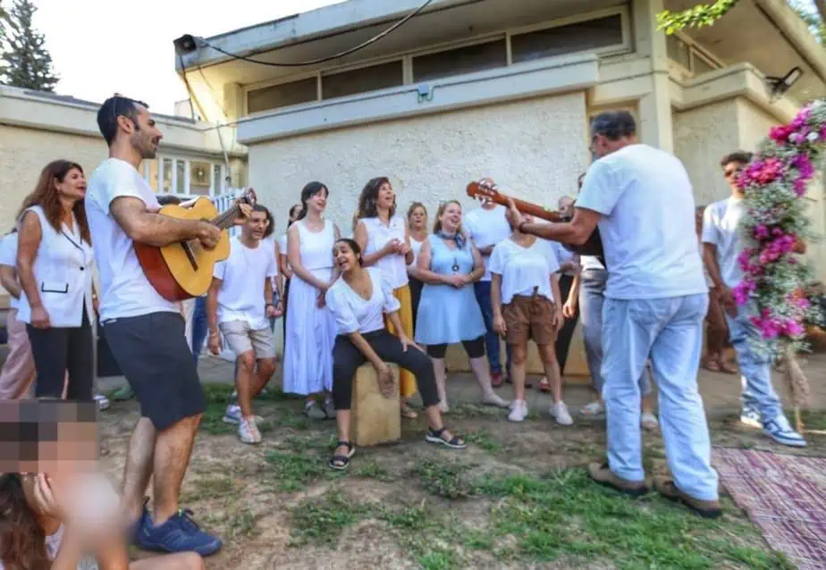 הצוות החינוכי שר לילדים בבית הספר האנטרפוסופי בראשית. צילום: איתן אלחדז ברק
