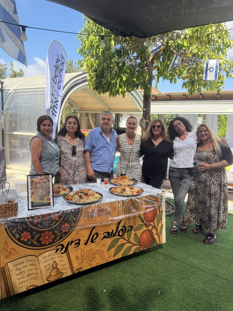 עובדי עיריית קריית אונו בשליחות קולינרית למען החיילים. צילום עיריית קריית אונו