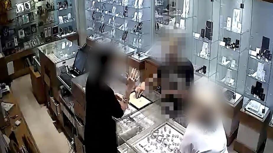 מצלמת האבטחה בחנות. צילום באדיבות דוברות המשטרה
