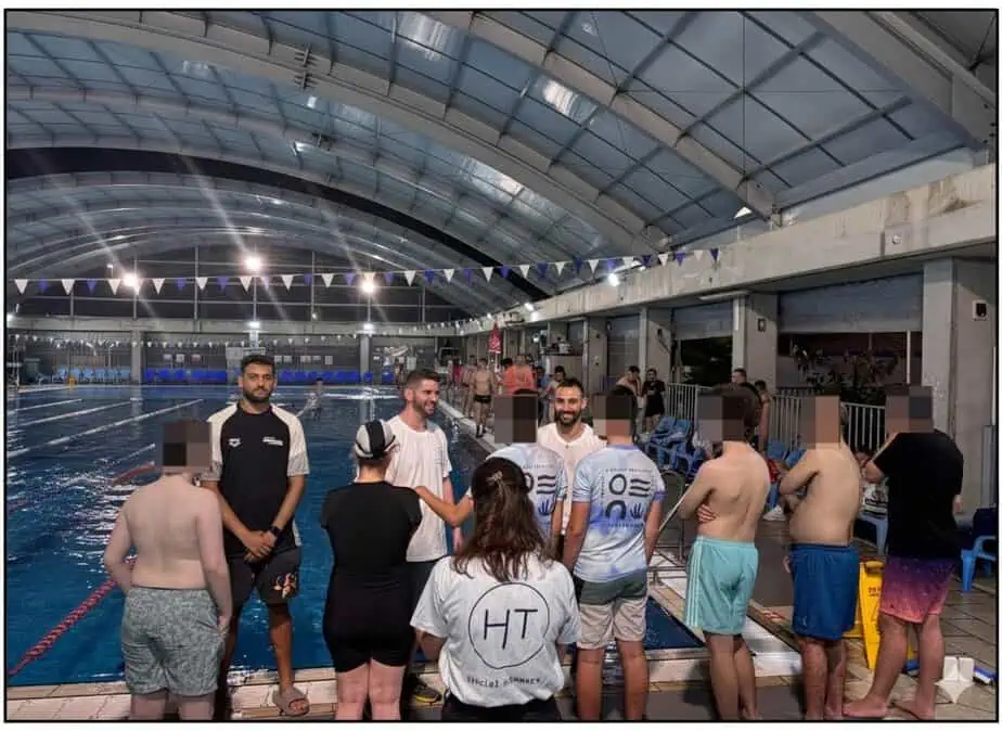 שחיני נבחרת הבוגרת של מכבי קריית אונו, באימון תחרותי משותף עם ילדים בעלי צרכים מיוחדים. צילום: מכבי קריית אונו שחייה