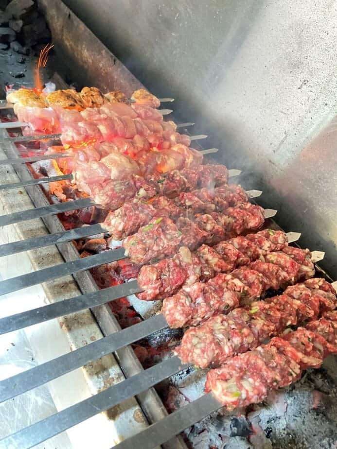 מנת הדגל קבבים. אטליז הכפר אור יהודה.צילום: אסף משיח