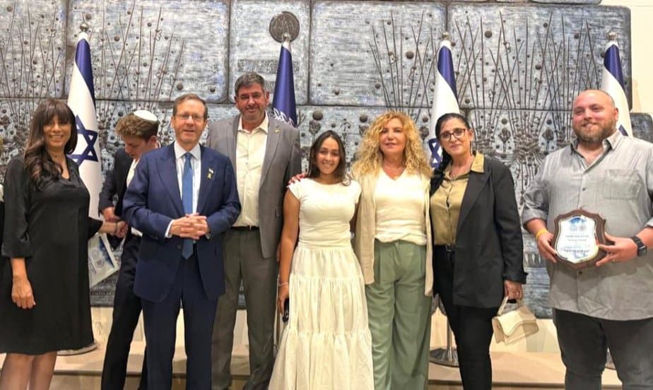 פרס הצטיינות ארצי בבית הנשיא למחלקת הנוער של גבעת שמואל. צילום: ליאור בר סימן טוב