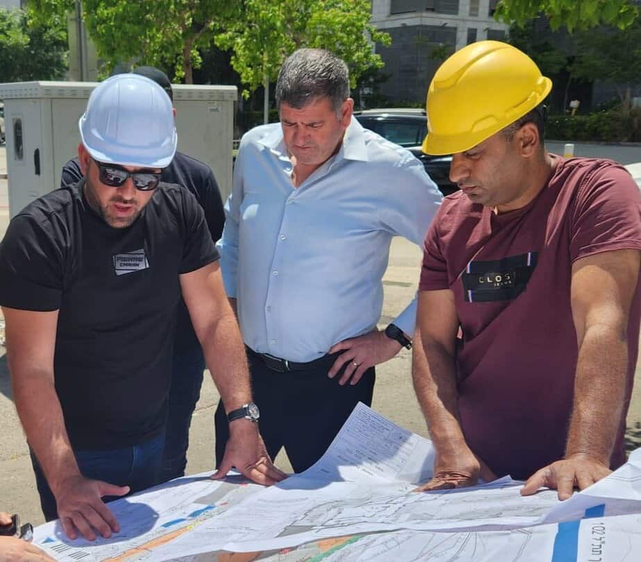 ראש העיר ברודני עם קבלנים בשיפוצי הקיץ. צילום: ליאור בר סימן טוב