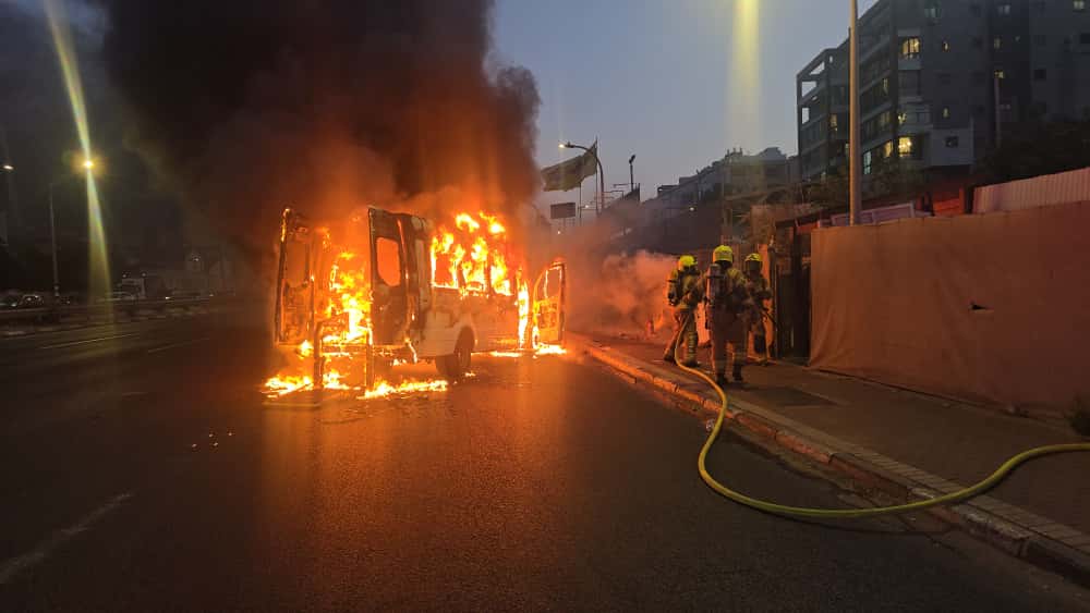 מיניבוס עולה באש בכביש 4 סמוך לגשר גבעת שמואל. צילום: כיבוי אש והצלה