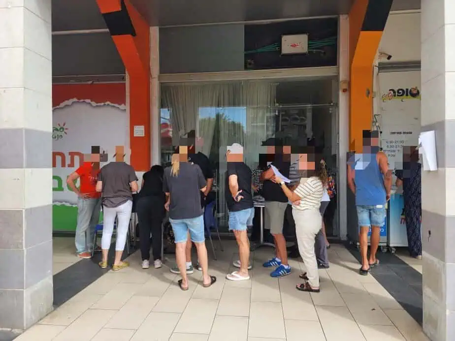 תושבי שכונת נווה סביון אור יהודה חותמים על התנגדות להקמת ישיבה. צילום באדיבות התושבים