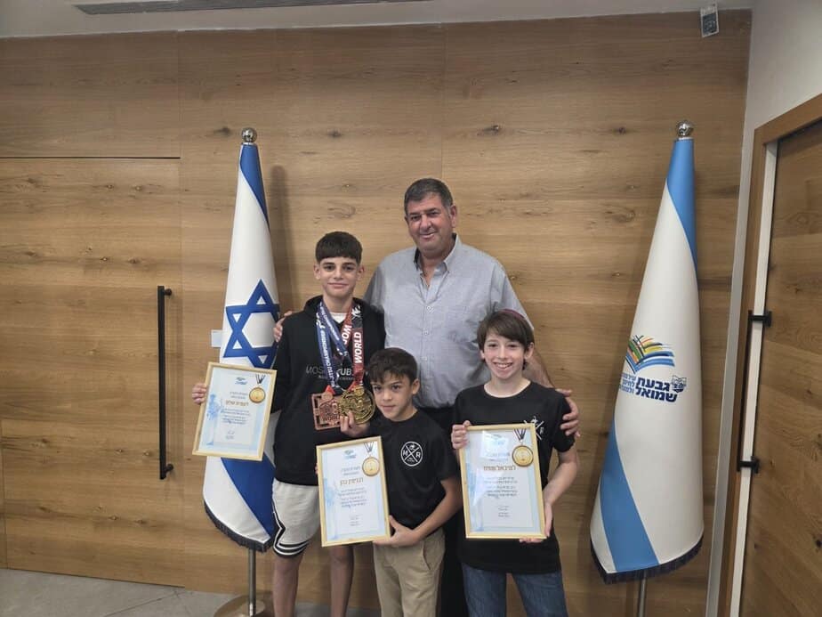 ראש עיריית גבעת שמואל העניק תעודות הוקרה לעמית שלם, מיכאל שפס ובנימין כהן. צילום: דוברות העירייה