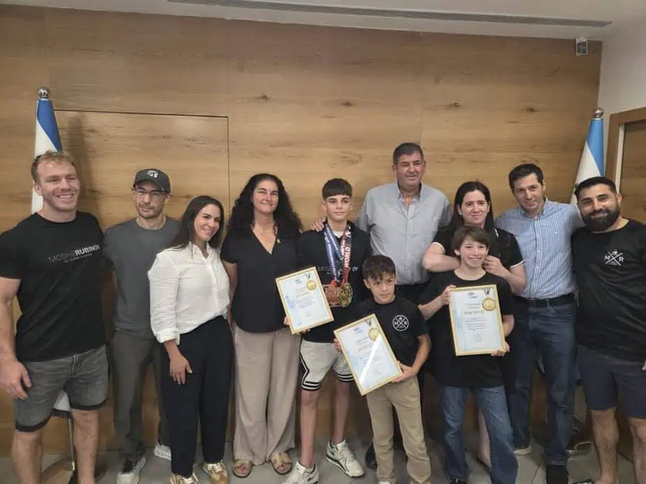 הוקרה לספורטאי הג'ו-ג'יטסו עמית שלם, מיכאל שפס ובנימין כהן. צילום: דוברות עיריית גבעת שמואל