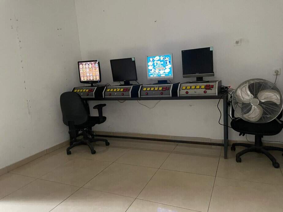 מכונות ההימורים במקום. צילום: דוברות המשטרה
