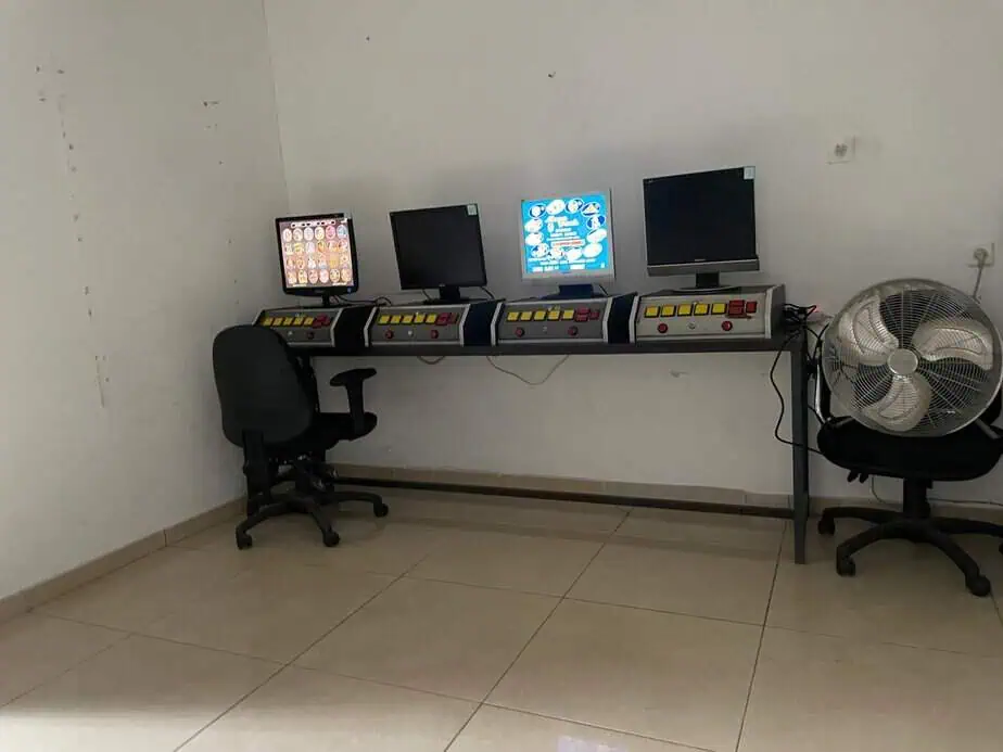 מכונות ההימורים במקום. צילום: דוברות המשטרה
