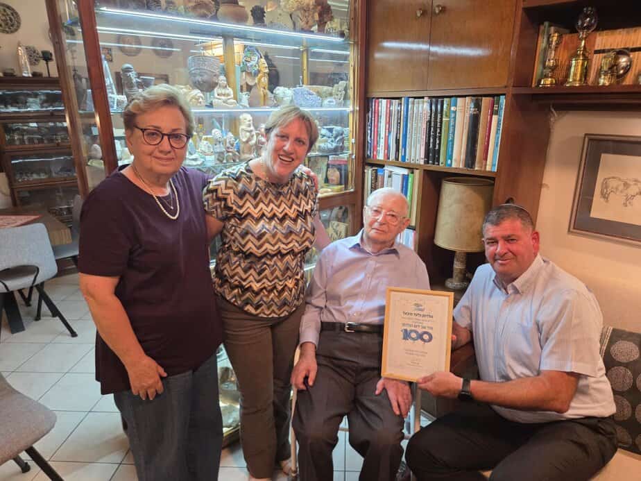 תעודת הוקרה למיכאל גולדמן-גלעד. צילום: דוברות עיריית גבעת שמואל