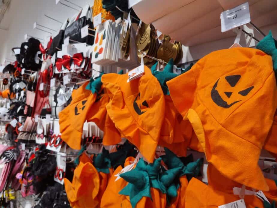 אקססוריז לחג בקניון קריית אונו. צילום: איתן אלחדז ברק