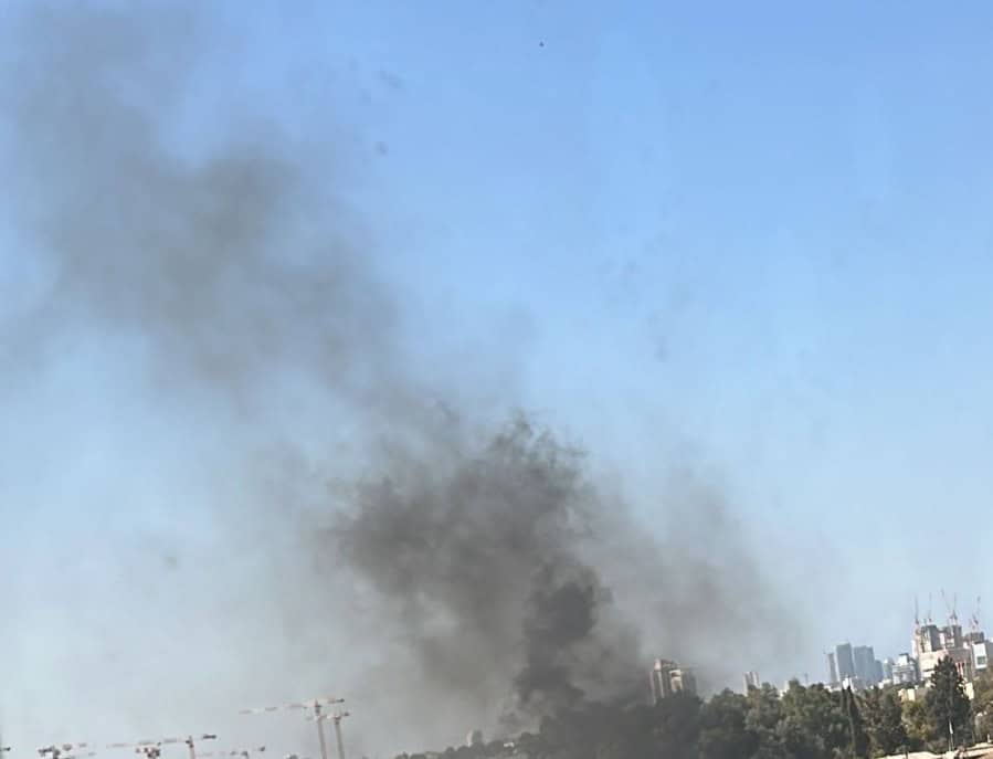 תיעוד העשן מבסיס תל השומר. צילום: לינוי גדסי