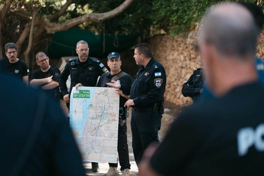 סנצ ליאור עוזר מת"ח תל אביב צפון בתדריך לכוחות שוטרים ומתנדבים. צילום: דוברות המשטרה