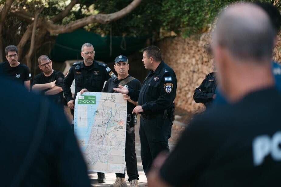 סנצ ליאור עוזר מת"ח תל אביב צפון בתדריך לכוחות שוטרים ומתנדבים. צילום: דוברות המשטרה