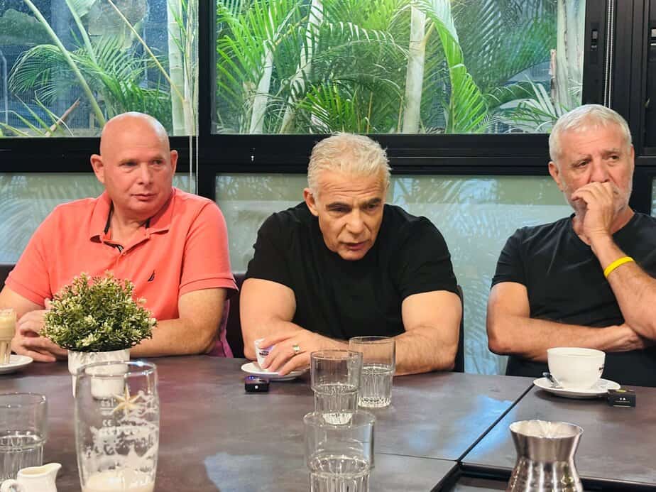 מפגש יש עתיד עם פעילים ביהוד מונוסון. מימין לשמאל: ח״כ מאיר כהן, ראש האופוזיציה ויו"ר המפלגה יאיר לפיד והמשנה לראש העיר ורמ"ט יש עתיד ביהוד-מונסון יובב גוניקמן. צילום:מיקה צוות דיגיטל יש עתיד