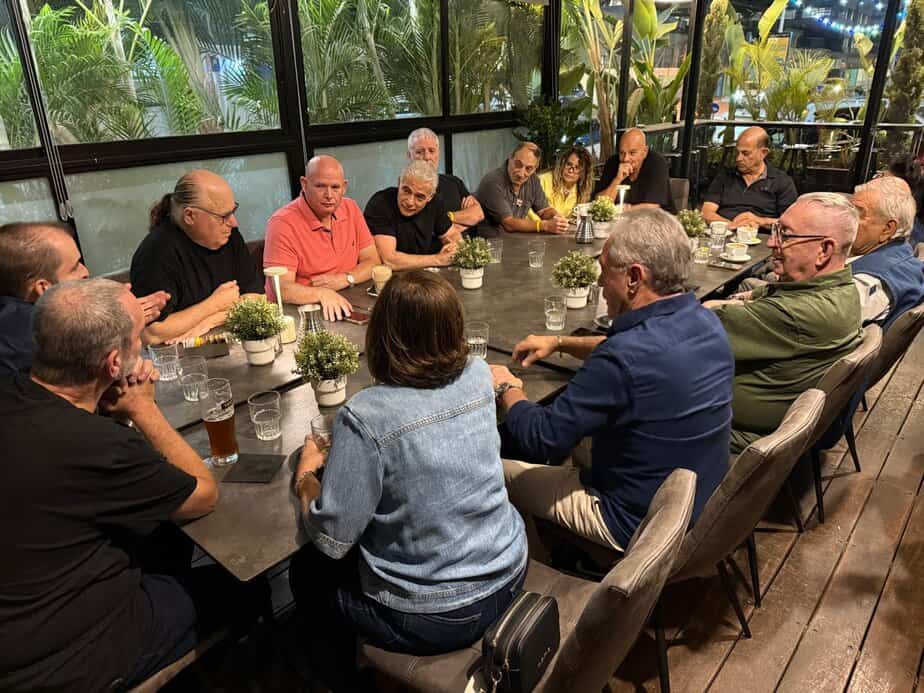 יאיר לפיד במפגש עם פעילי יש עתיד ביהוד מונוסון. צילום:מיקה צוות דיגיטל יש עתיד